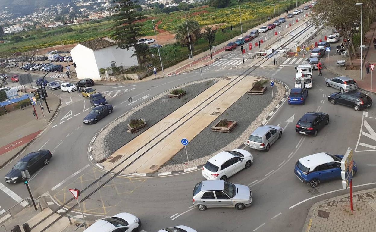 Colapso de tráfico en una tramo de la avenida Joan Fuster de Dénia por las obras de una rotonda. 