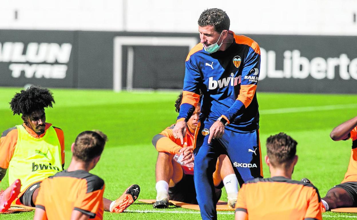 Javi Ggracia da instrucciones a sus futbolistas. 