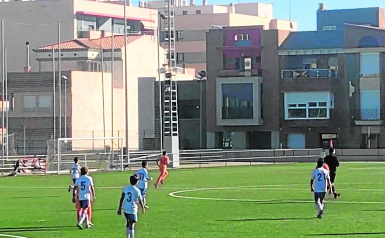 Guillermo, con el C. D. Moreres, elástica blanca y dorsal 37, durante un partido.