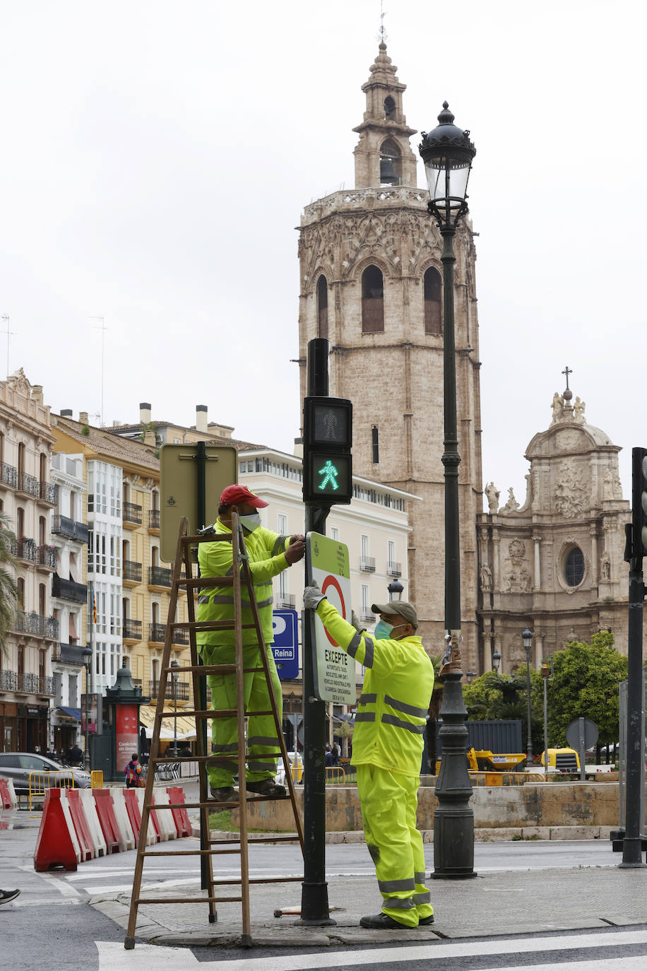 El inicio de la intervención para la reforma de la plaza de la Reina asfixia a los comerciantes del centro. Los trabajos se juntan con los del entorno de la Lonja y dificultan el acceso de los clientes a los negocios de la zona, que resisten sin turismo ni ayuda económica.