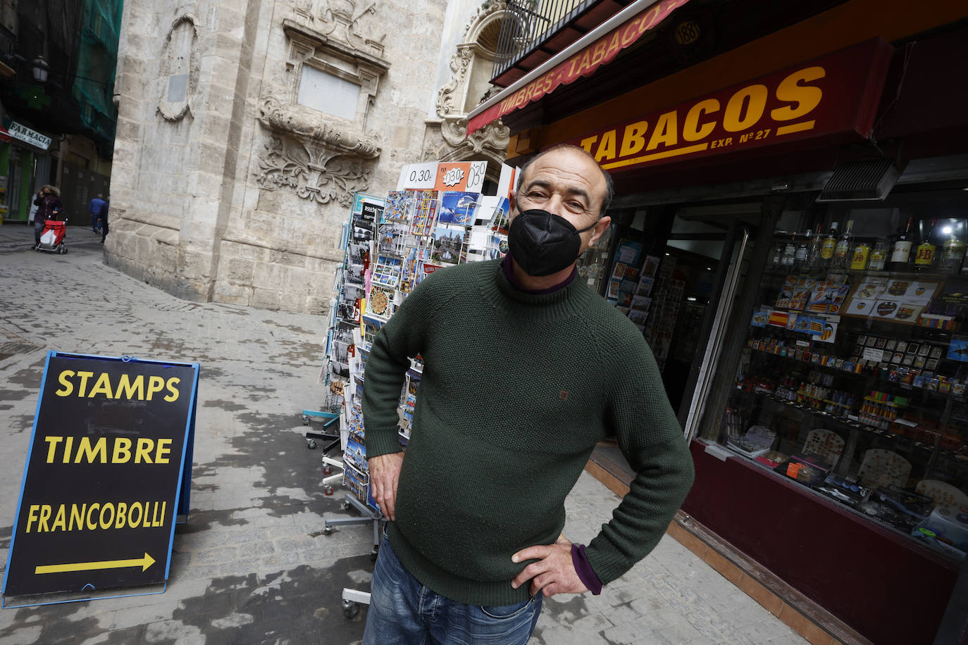 El inicio de la intervención para la reforma de la plaza de la Reina asfixia a los comerciantes del centro. Los trabajos se juntan con los del entorno de la Lonja y dificultan el acceso de los clientes a los negocios de la zona, que resisten sin turismo ni ayuda económica.