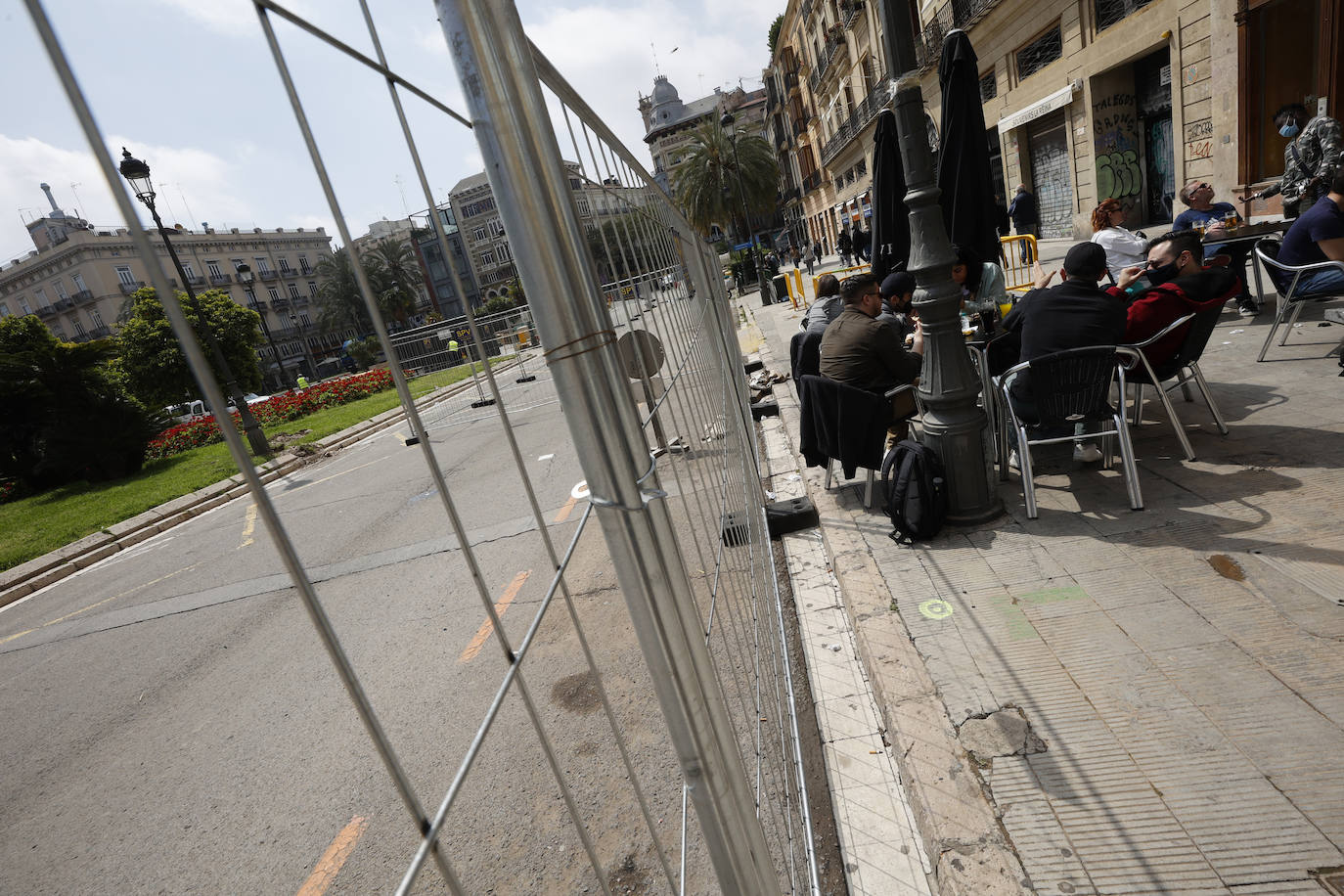 El inicio de la intervención para la reforma de la plaza de la Reina asfixia a los comerciantes del centro. Los trabajos se juntan con los del entorno de la Lonja y dificultan el acceso de los clientes a los negocios de la zona, que resisten sin turismo ni ayuda económica.