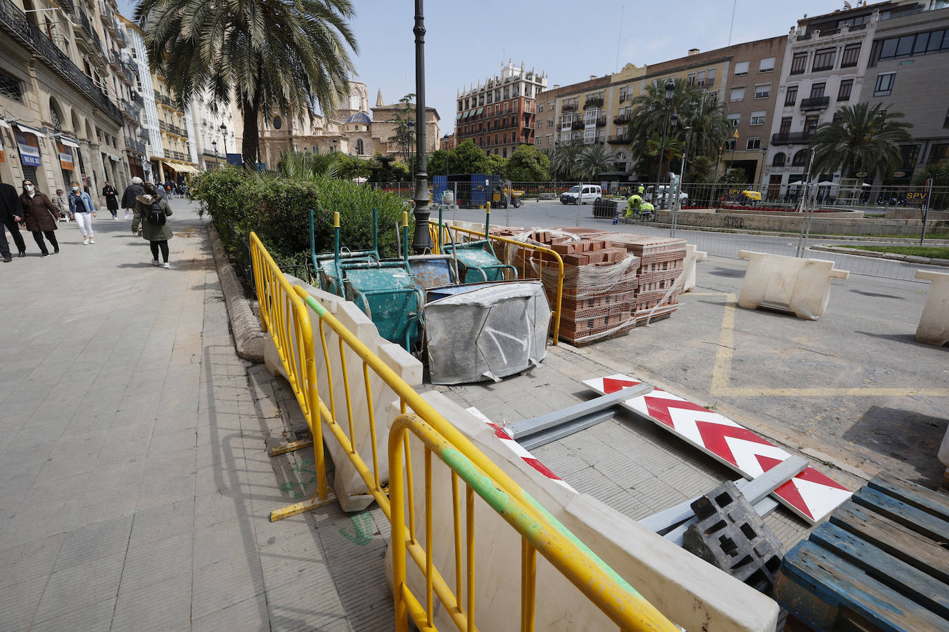 El inicio de la intervención para la reforma de la plaza de la Reina asfixia a los comerciantes del centro. Los trabajos se juntan con los del entorno de la Lonja y dificultan el acceso de los clientes a los negocios de la zona, que resisten sin turismo ni ayuda económica.