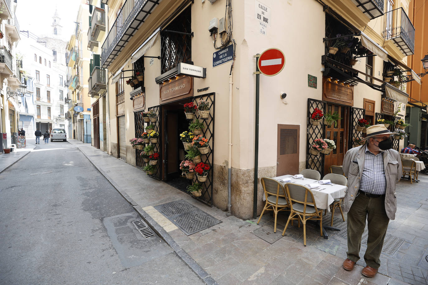 El inicio de la intervención para la reforma de la plaza de la Reina asfixia a los comerciantes del centro. Los trabajos se juntan con los del entorno de la Lonja y dificultan el acceso de los clientes a los negocios de la zona, que resisten sin turismo ni ayuda económica.