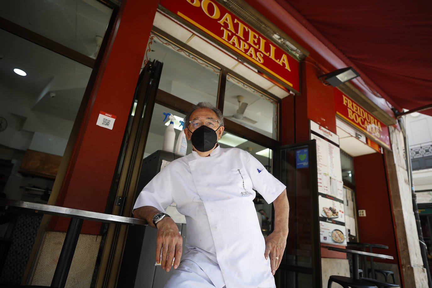 El inicio de la intervención para la reforma de la plaza de la Reina asfixia a los comerciantes del centro. Los trabajos se juntan con los del entorno de la Lonja y dificultan el acceso de los clientes a los negocios de la zona, que resisten sin turismo ni ayuda económica.