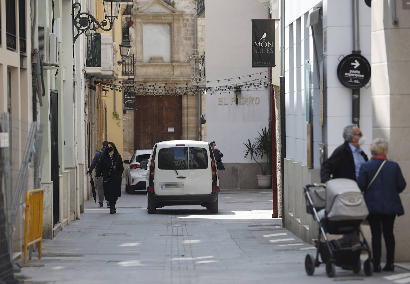 El inicio de la intervención para la reforma de la plaza de la Reina asfixia a los comerciantes del centro. Los trabajos se juntan con los del entorno de la Lonja y dificultan el acceso de los clientes a los negocios de la zona, que resisten sin turismo ni ayuda económica.