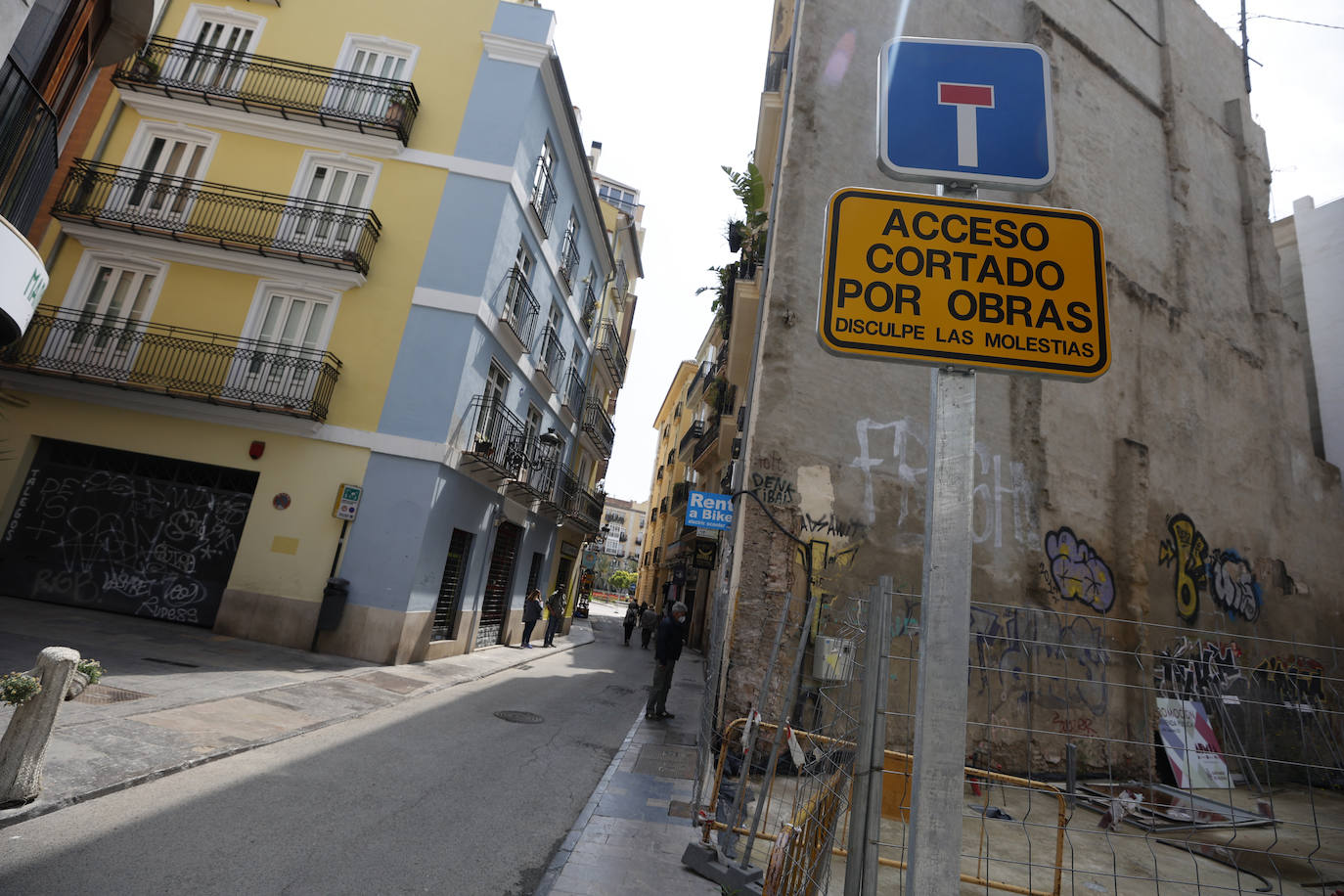 El inicio de la intervención para la reforma de la plaza de la Reina asfixia a los comerciantes del centro. Los trabajos se juntan con los del entorno de la Lonja y dificultan el acceso de los clientes a los negocios de la zona, que resisten sin turismo ni ayuda económica.