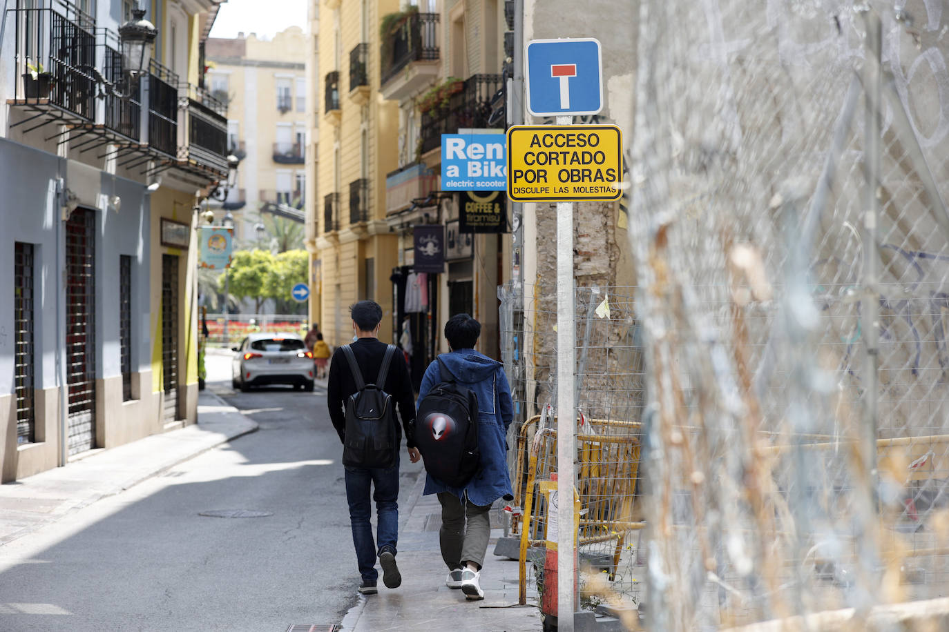 El inicio de la intervención para la reforma de la plaza de la Reina asfixia a los comerciantes del centro. Los trabajos se juntan con los del entorno de la Lonja y dificultan el acceso de los clientes a los negocios de la zona, que resisten sin turismo ni ayuda económica.