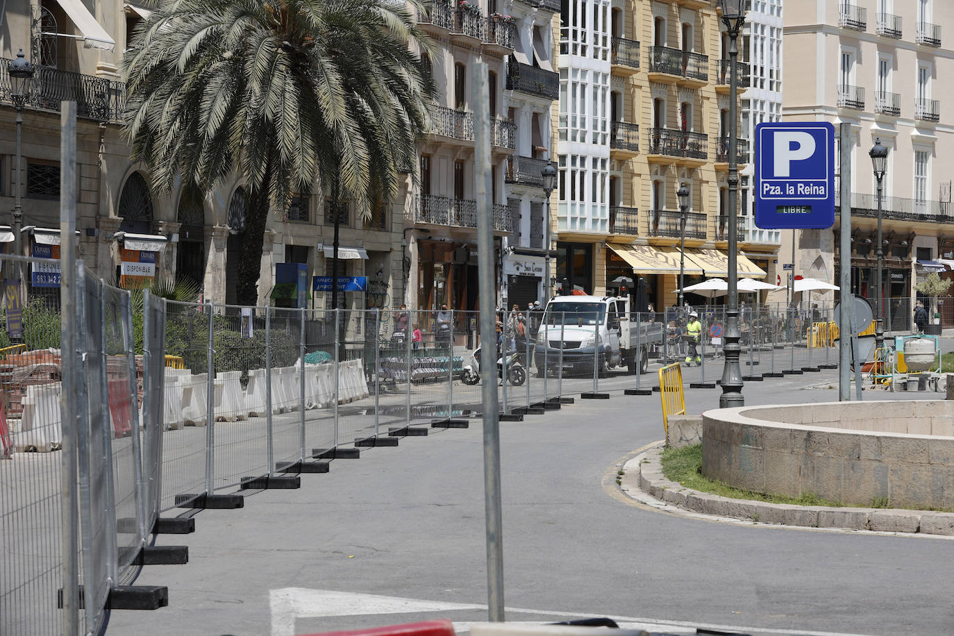 El inicio de la intervención para la reforma de la plaza de la Reina asfixia a los comerciantes del centro. Los trabajos se juntan con los del entorno de la Lonja y dificultan el acceso de los clientes a los negocios de la zona, que resisten sin turismo ni ayuda económica.