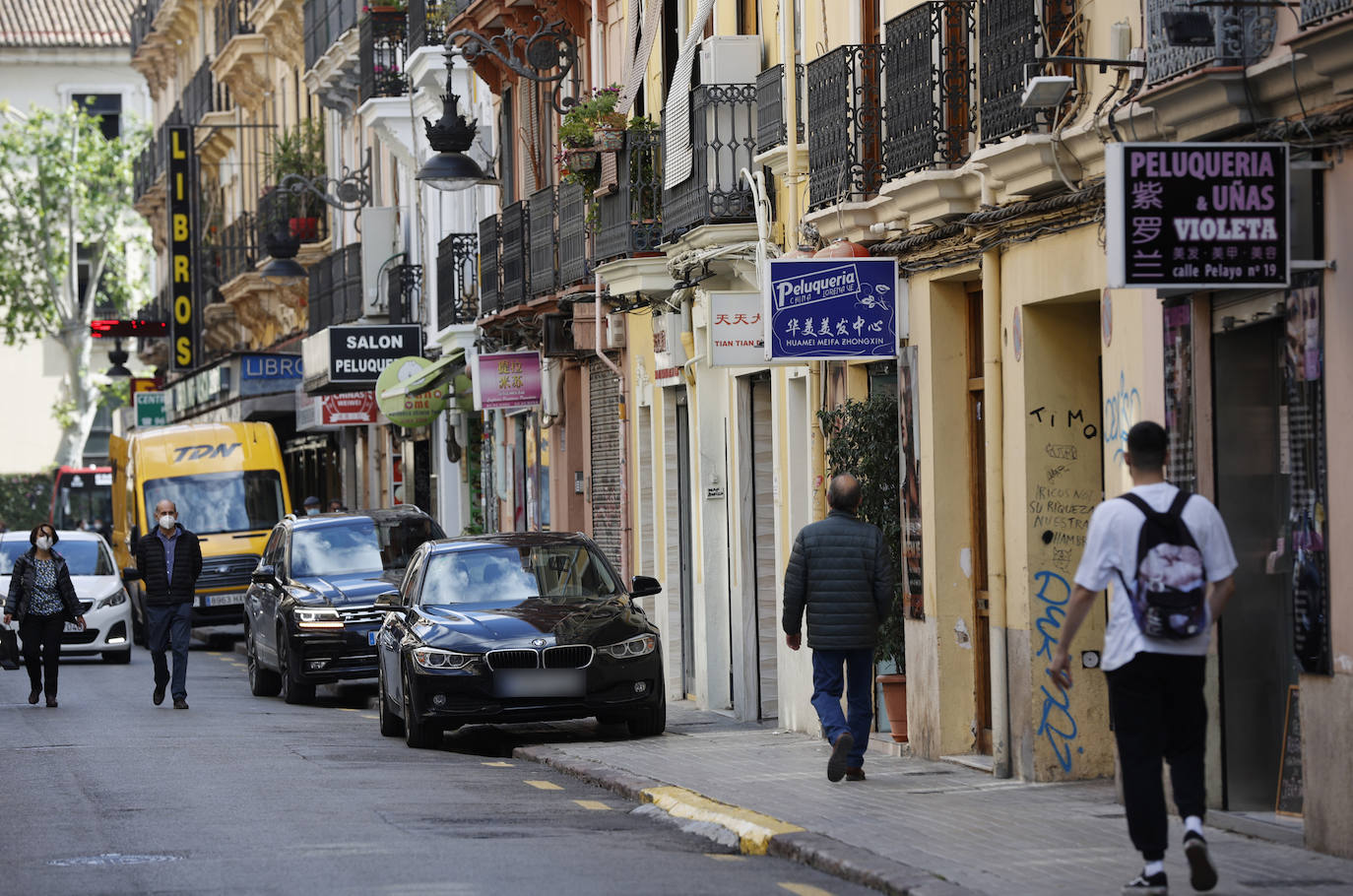 Los vecinos y comerciantes de esta zona céntrica de la ciudad flanqueada por la estación del Norte, la calle Xàtiva, San Vicente y la Gran Vía rechazan la imposición de unos arcos chinos y piden modernizar las aceras, más limpieza, mejorar el mercado y crear zonas infantiles.