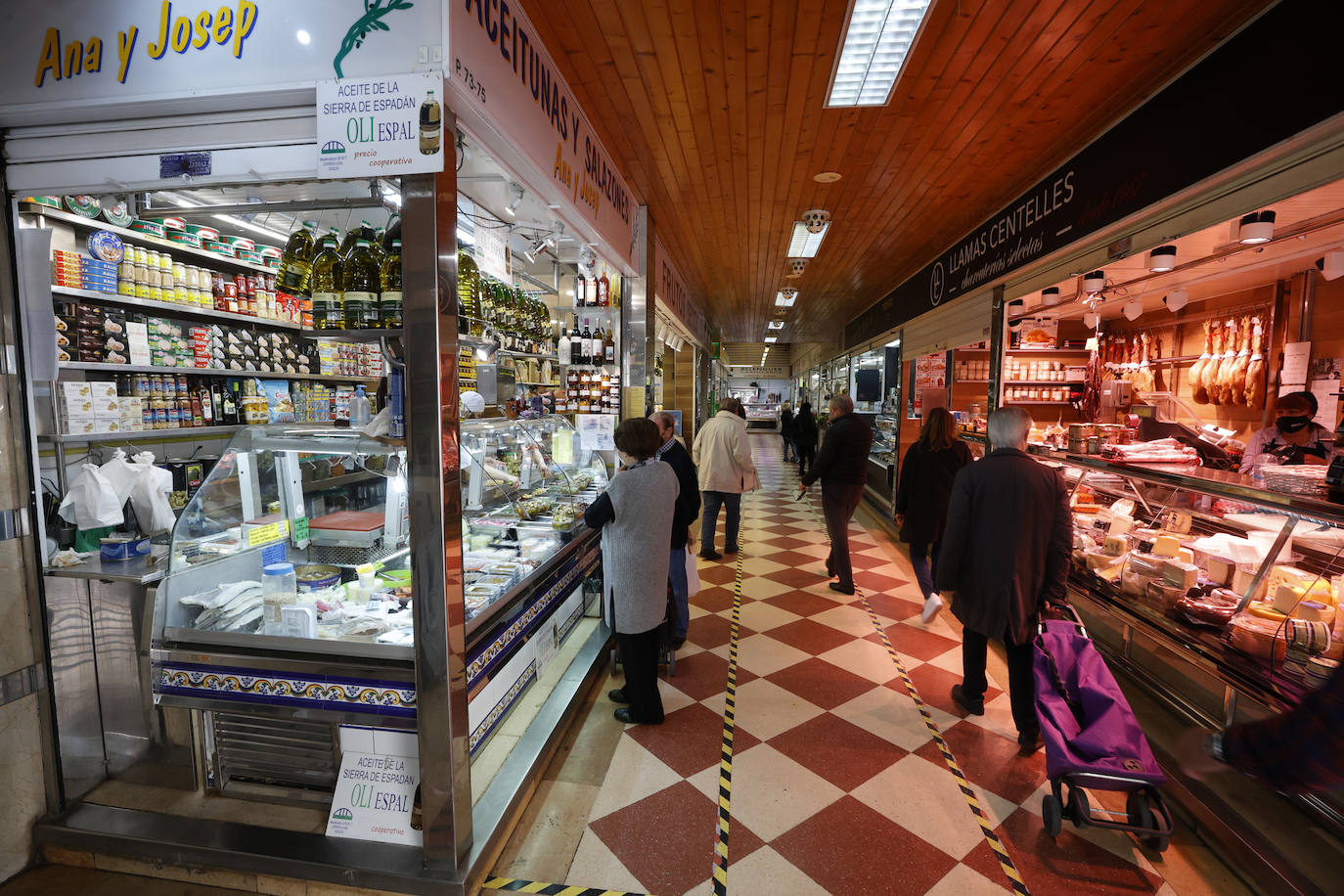 Los vecinos y comerciantes de esta zona céntrica de la ciudad flanqueada por la estación del Norte, la calle Xàtiva, San Vicente y la Gran Vía rechazan la imposición de unos arcos chinos y piden modernizar las aceras, más limpieza, mejorar el mercado y crear zonas infantiles.