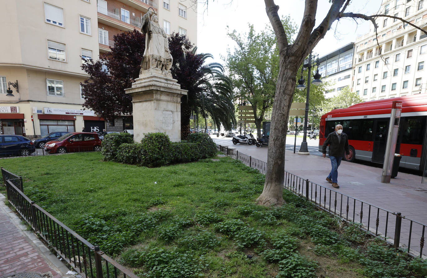 Los vecinos y comerciantes de esta zona céntrica de la ciudad flanqueada por la estación del Norte, la calle Xàtiva, San Vicente y la Gran Vía rechazan la imposición de unos arcos chinos y piden modernizar las aceras, más limpieza, mejorar el mercado y crear zonas infantiles.