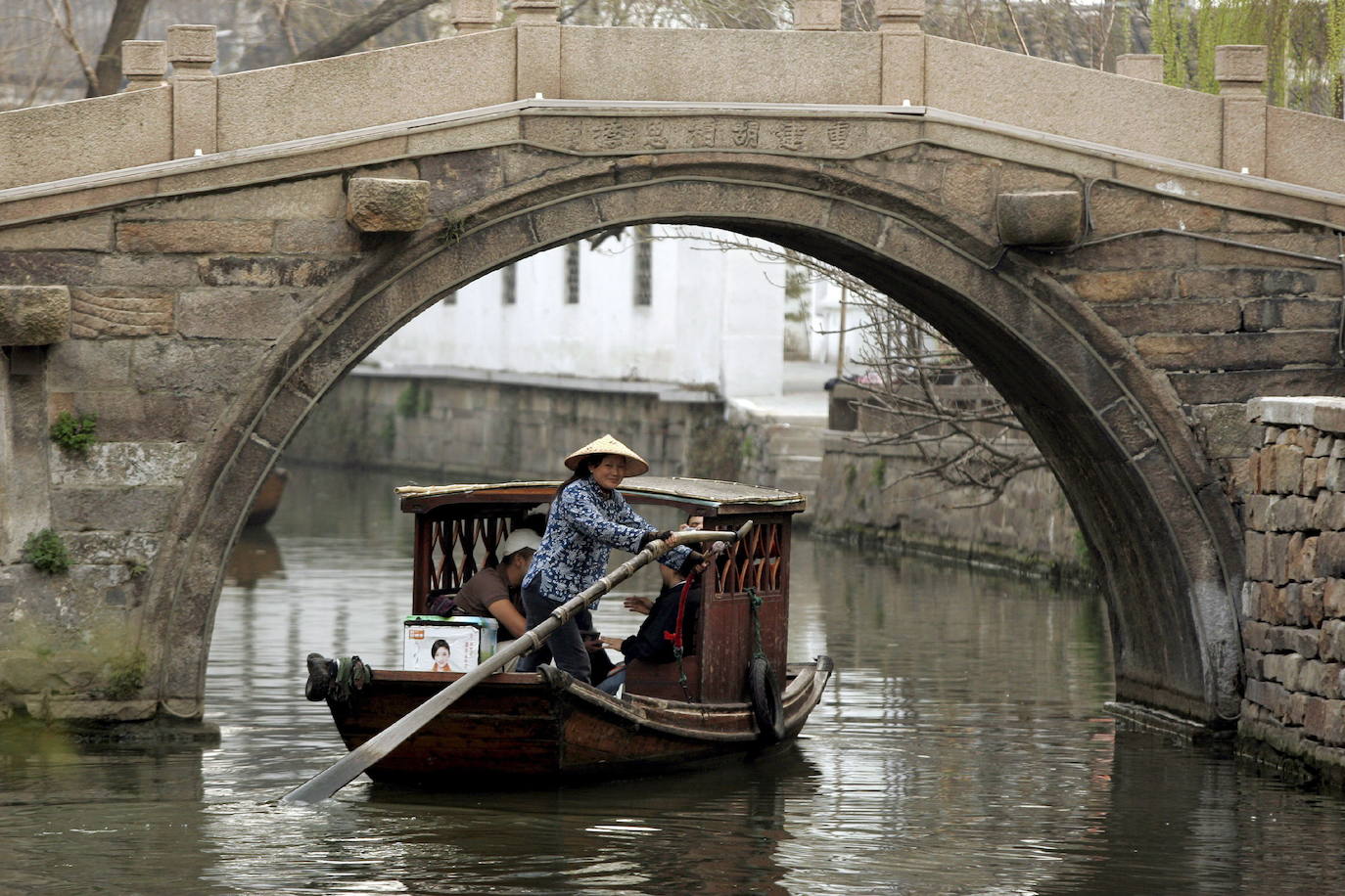 2.- SUZHOU (CHINA) | Situada en la parte baja del río Yangtsé, a orillas del lago Tai, en la provincia de Jiangsu. Conserva un centro histórico bien conservado lleno de canales y puentes de piedra, en el más tradicional estilo chino. Además, Suzhou es la ciudad de China que más jardines conserva. La mayoría de estos jardines pertenecían a casas particulares. Esta ciudad china cuenta, entre otras, con réplicas del Tower Bridge de Londres, el Harbour Bridge de Sidney y el Puente Alejandro III de París.