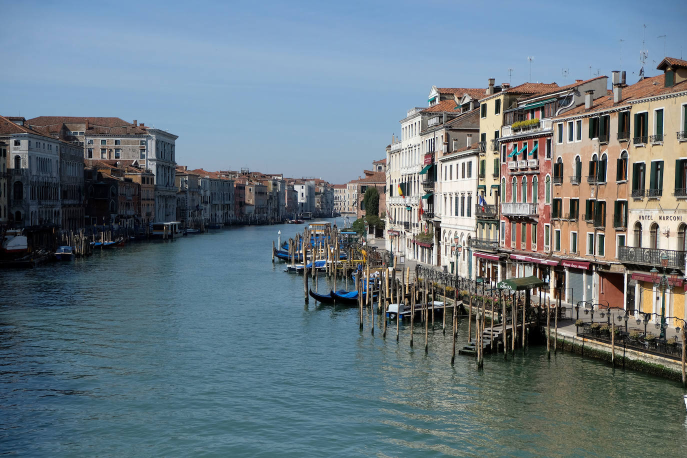 1.- VENECIA (ITALIA) | La ciudad está construida sobre un archipiélago de 118 pequeñas islas unidas entre sí por 455 puentes, si se incluyen las islas de Murano y Burano. En el interior de la ciudad no hay tráfico rodado. Y, a excepción de la navegación por los canales que separan a las islas, es una ciudad totalmente peatonal. Sus canales componen un gran entramado a modo de calles que parten del Gran Canal, gran vía por donde discurren multitud de embarcaciones, grandes y pequeñas, las más conocidas, las góndolas. 