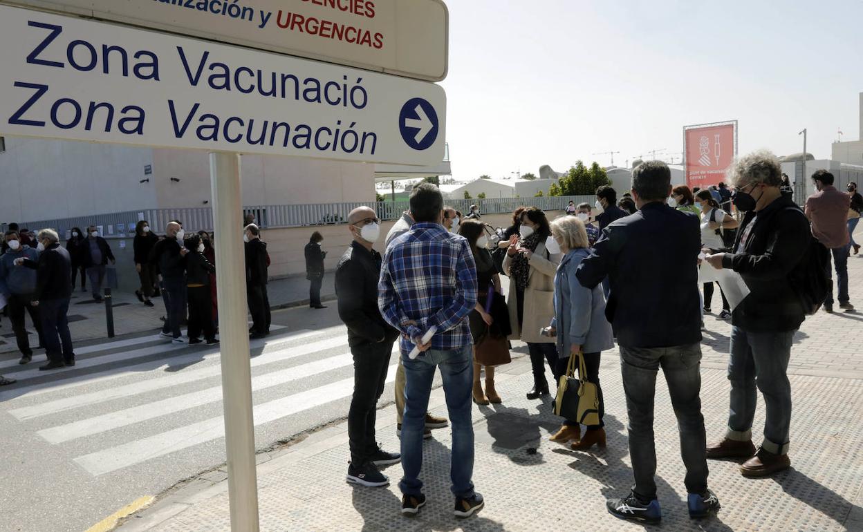 Colas para vacunarse en Valencia.