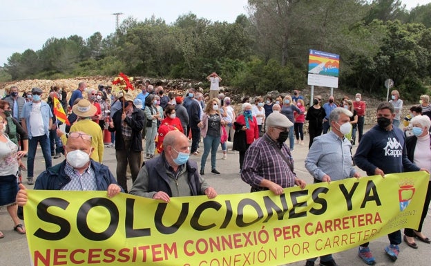 Un centenar de personas se manifiesta con pancartas en Llíber.