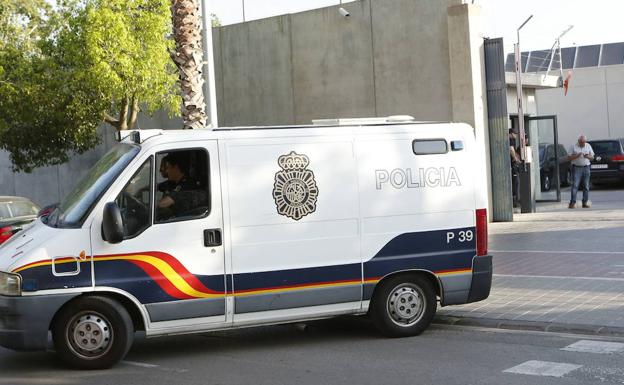 El policía que se enfrenta a dos años de cárcel por pegar a un detenido defiende que se obcecó al ser amenazado