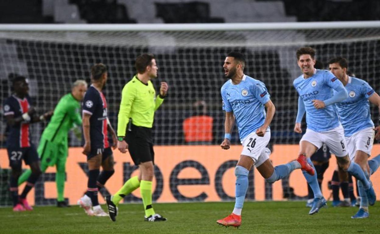 Mahrez y sus compañeros celebran el gol marcado por el argelino al PSG.