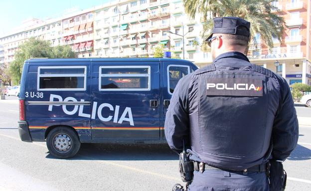 Un policía fuera de servicio atrapa a unos ladrones que acababan de robar a una mujer en La Marina de Valencia