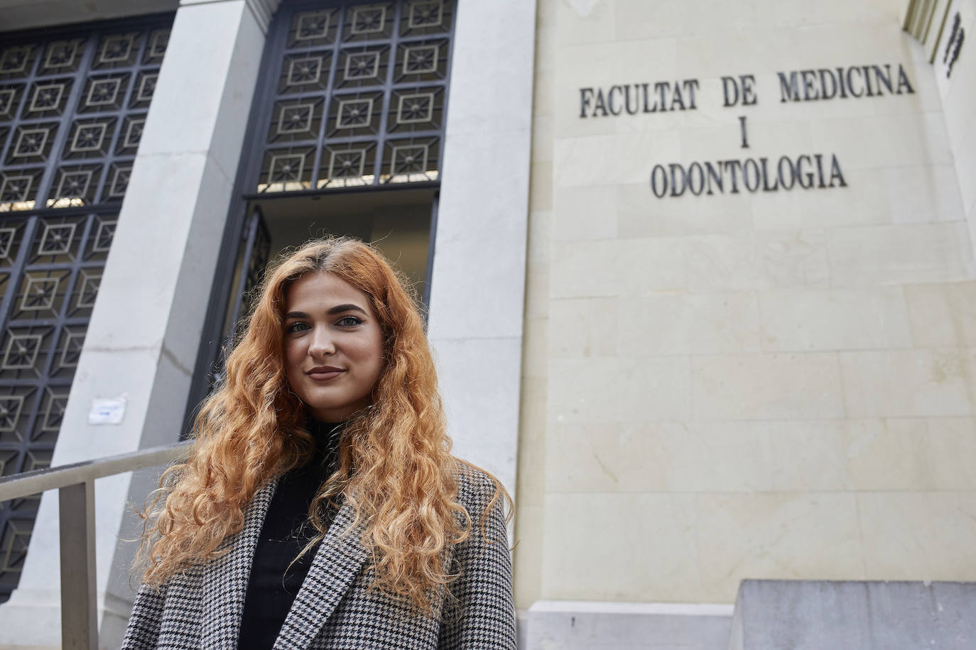 Sofía Villena. Estudiante de Odontología. «La graduación es algo simbólico para nosotros». Tras cuatro años de exámenes, noches de estudio y prácticas, los estudiantes de Odontología de la Universitat de Valencia no quieren quedarse sin la graduación que el Covid-19 frustró. «Nos íbamos a graduar el 12 de julio pero se aplazó para cuando hubiera mayor garantía de seguridad», explica Sofía Villena, una de las alumnas que está a la espera del visto bueno de la universidad para llevar adelante el evento. «No hemos recibido un no rotundo pero tampoco una confirmación. La organización correrá de nuestra parte porque a la facultad le da igual no tener graduación de un curso, pero para nosotros es algo simbólico y nos hace ilusión», admite.