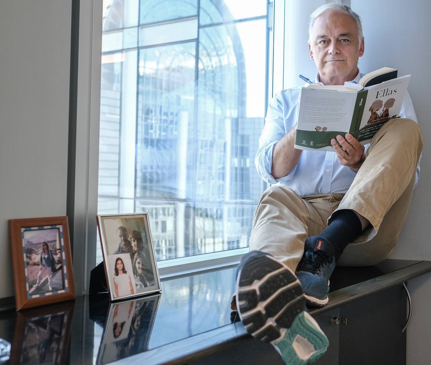 Esteban González Pons. Eurodiputado. «Mi propósito es ver a mis hijos y una nueva novela». «Soy de los que me tomé en serio el peligro de Navidad y llevo sin estar con mis hijos más de un año, la última vez en la presentación de mi novela ‘Ellas’, en febrero del año pasado. Y a mis padres los vi en julio en un balcón». Reunirse con los suyos es la prioridad pospandemia del político del PP. Sus padres ya están vacunados y ahora aguarda a su inmunización «en Bruselas el mes que viene para ese viaje a Valencia». Está empleando el tiempo libre en su nueva novela. «Es de terror. En el encierro de la pandemia he visto monstruos. He vivido esto como la vuelta de la peste y sobre eso he escrito. Esta vez habrá políticos y ellos serán los malos».