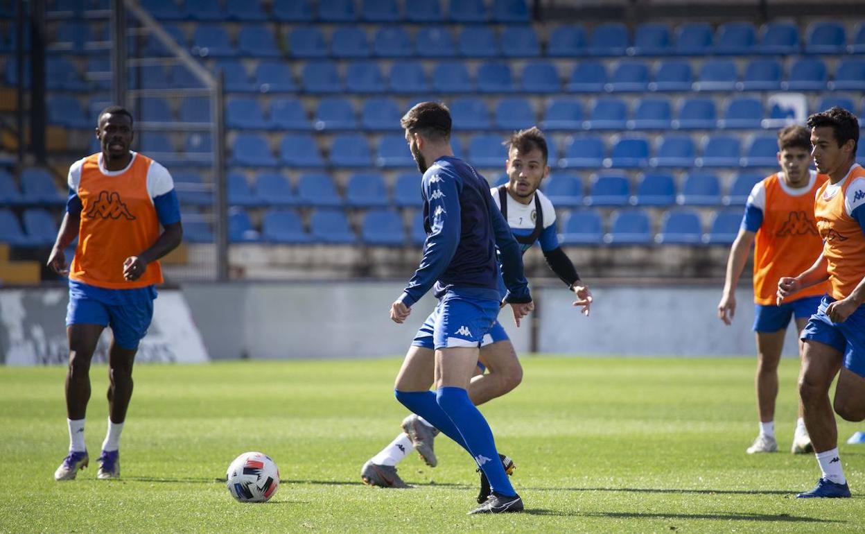 Imagen del entrenamiento del equipo alicantino esta mañana en el Rico Pérez. 