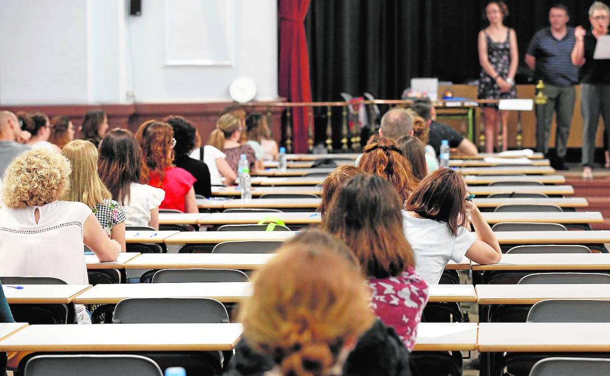 Aspirantes durante el primer examen de la oposición de Secundaria de 2019. 