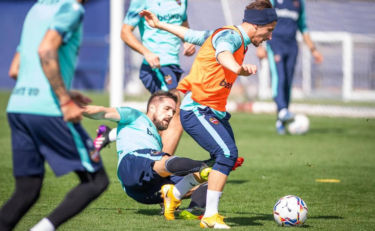 Bardhi con Miramón en uno de los entrenamientos de esta semana. 