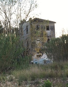 Imagen secundaria 2 - Arriba la alquería del Gall, donde están todas las ventanas tapiadas y hay grietas. Abajo, a la izquierda, los daños de la balsa de la alquería de Les Boles , y a la derecha la casa de la Viuda de Peiró. 