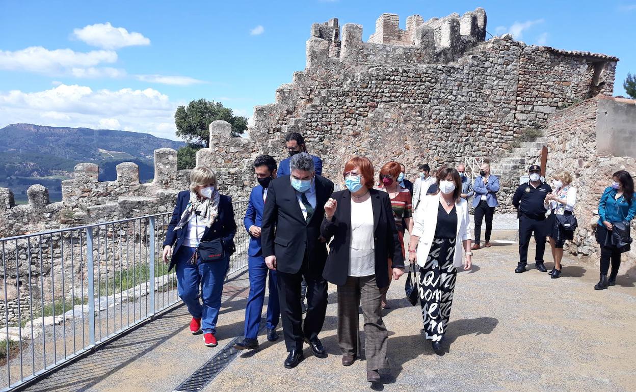 El ministro de Cultura, José Manuel Rodríguez Uribes, durante su visita a Sagunto.