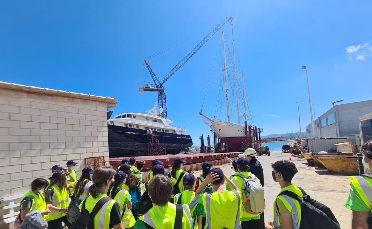 La visita de un grupo de estudiantes a las instalaciones de Varadero Port Dénia. 