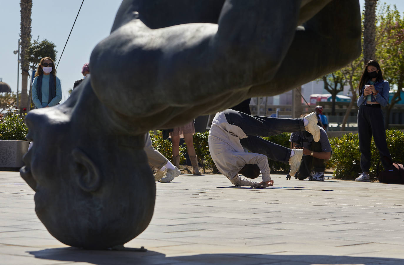 Dos bailarines realizan un espectáculo frente a la escultura 'Gigante de Sal' del dúo de artistas Coderch y Malavia en la Marina.