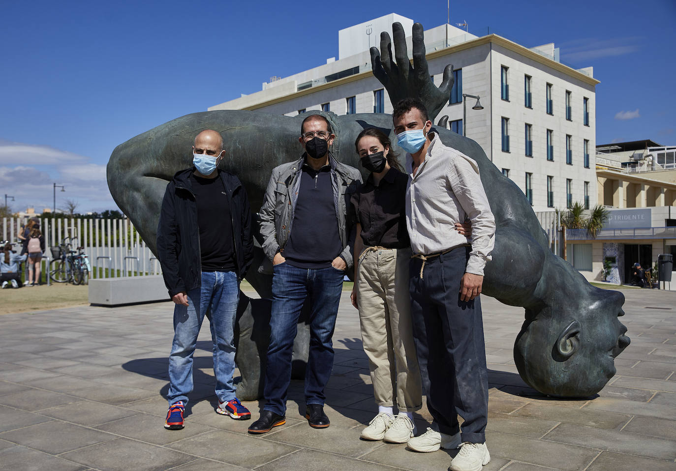 Dos bailarines realizan un espectáculo frente a la escultura 'Gigante de Sal' del dúo de artistas Coderch y Malavia en la Marina.