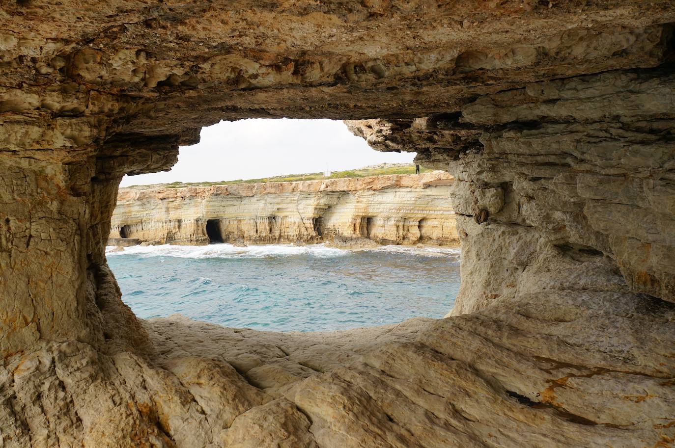 Los turistas vacunados de Reino Unido han sido los primeros en ser invitados a visitar Chipre sin someterse a cuarentenas ni pruebas Covid a partir del 10 de mayo, para el resto, y hasta 65 países las autoridades chipriotas han introducido un nuevo régimen de clasificación de países para determinar las restricciones de entrada al país. Las personas procedentes de España (Categoría Roja) pueden acceder libremente si están vacunados o llegar provistos de un test PCR negativo realizado 72 horas antes del inicio del viaje y someterse a una segunda prueba a su llegada a los aeropuertos de Larnaca o de Pafos. Hasta que no se obtenga resultado del test, el viajero debe guardar aislamiento. Algo parecido hace la vecina Grecia.