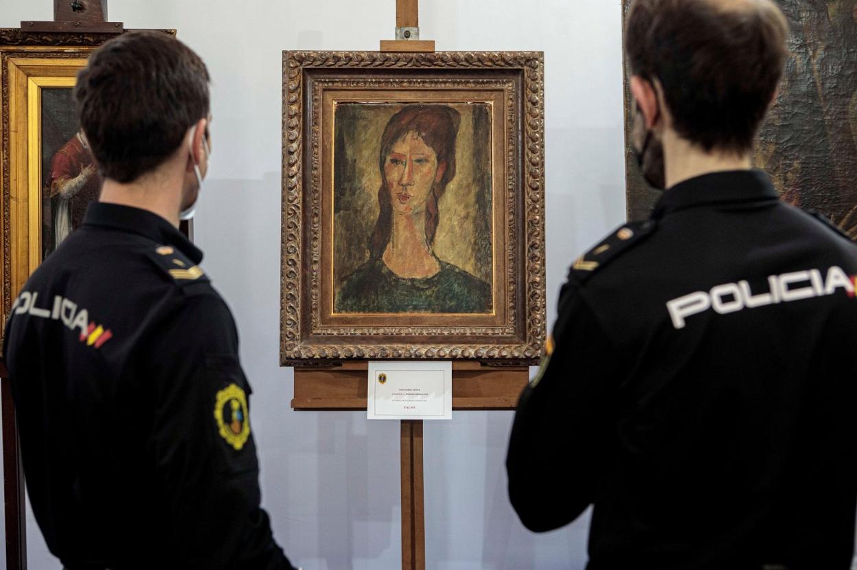 Agentes del Grupo de Patrimonio observan un cuadro falso atribuido a Amedeo Modigliani. efe