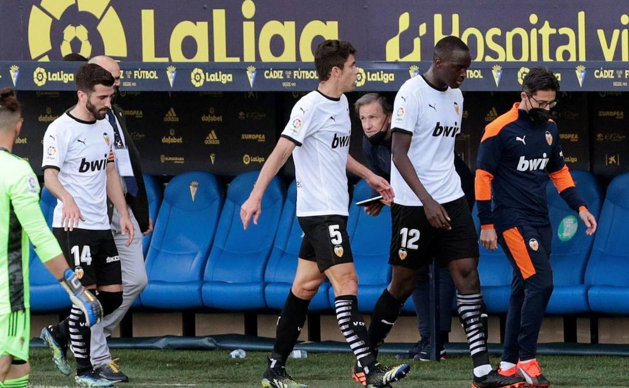 Gayà, Paulista y Diakhaby, en el momento en el que el Valencia abandonó el terreno de juego del Carranza. 