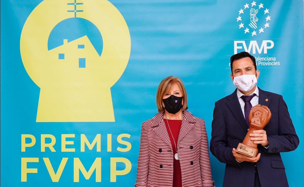 La concejala de Playas y el alcalde de Canet. 