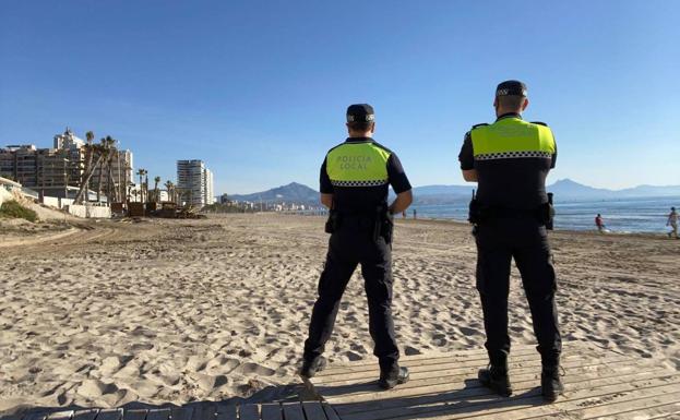 Dos agentes de Policía Local custodian una playa en el actual estado de alarma por el coronavirus.