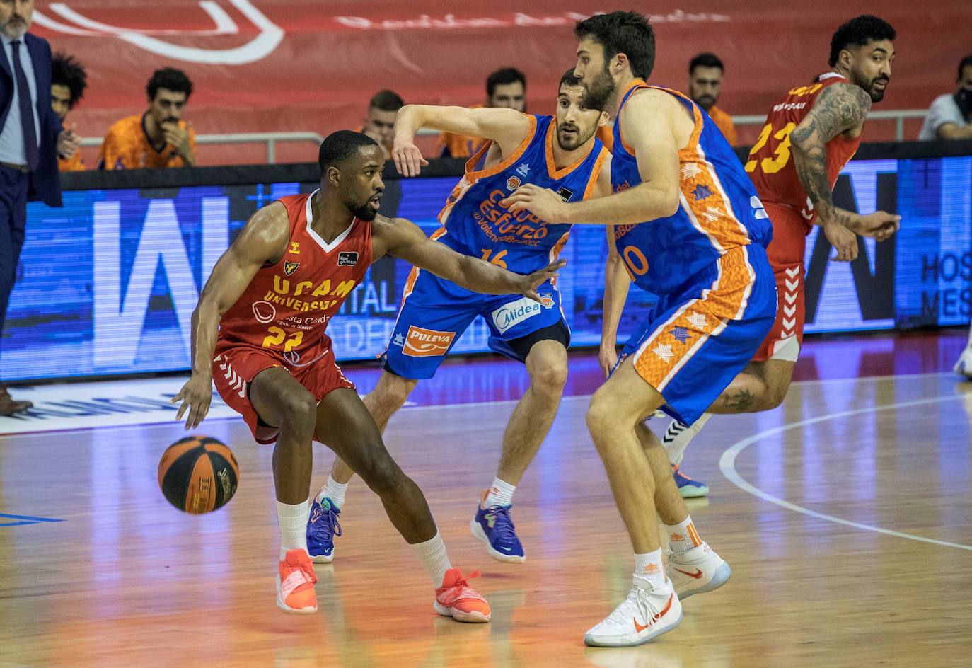 Fotos: Las mejores imágenes del UCAM Murcia-Valencia Basket