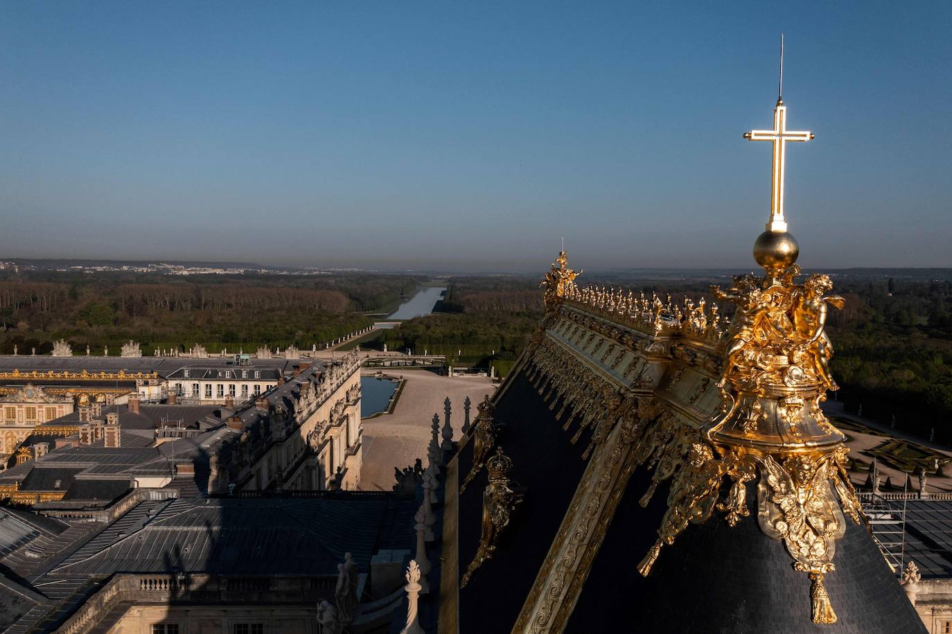 Las imágenes aéreas muestran el Palacio de Versalles (Chateau de Versailles), en las afueras de París, tras las obras de renovación de la Capilla Real. El Palacio de Versalles desempeñó las funciones de residencia real desde 1682 hasta 1789 y constituye uno de los complejos arquitectónicos más importantes de Europa. 