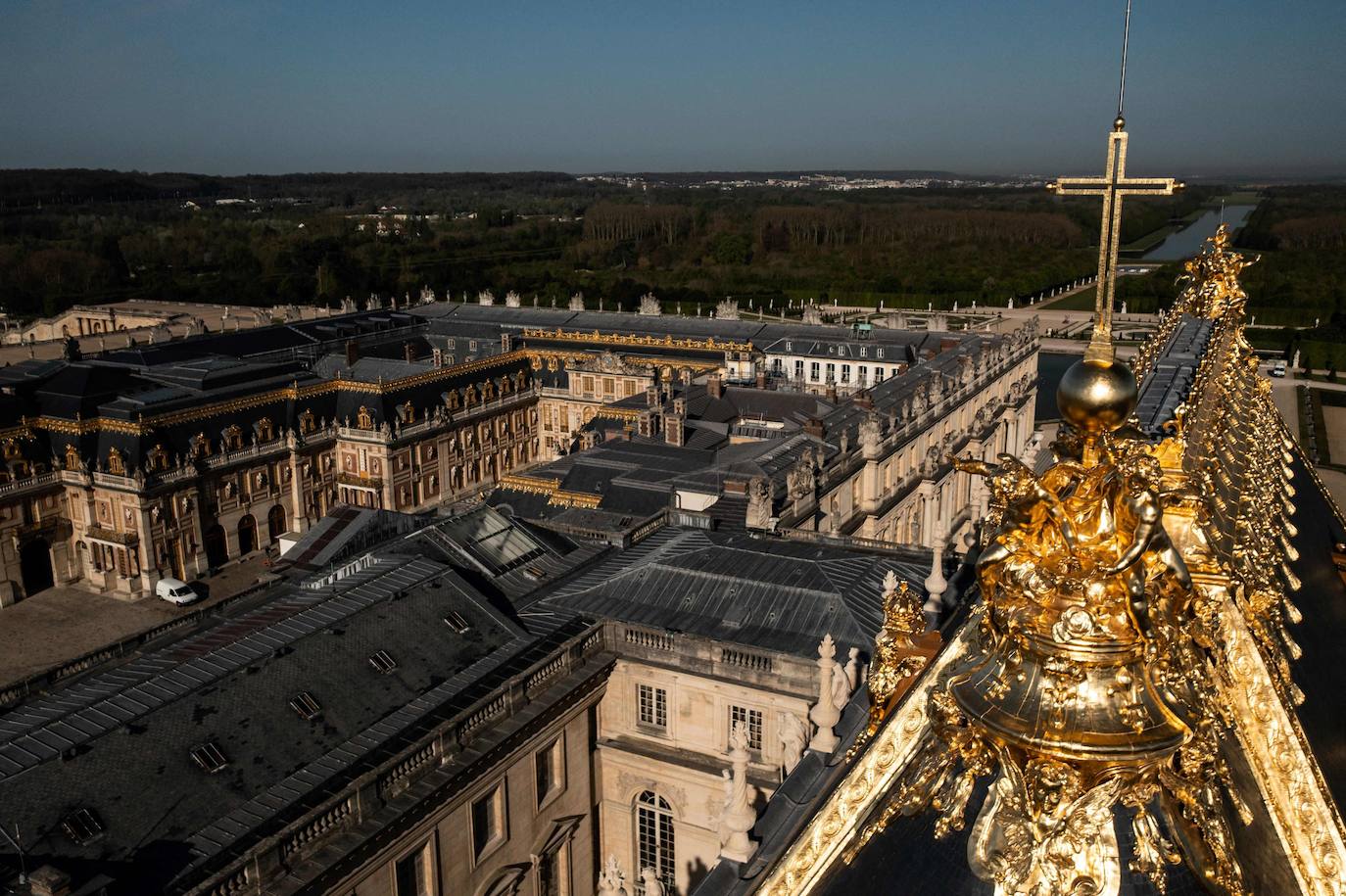 Las imágenes aéreas muestran el Palacio de Versalles (Chateau de Versailles), en las afueras de París, tras las obras de renovación de la Capilla Real. El Palacio de Versalles desempeñó las funciones de residencia real desde 1682 hasta 1789 y constituye uno de los complejos arquitectónicos más importantes de Europa. 