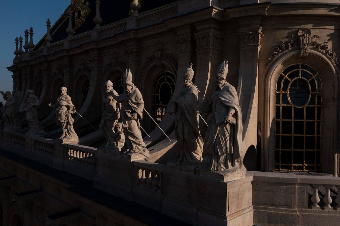 Las imágenes aéreas muestran el Palacio de Versalles (Chateau de Versailles), en las afueras de París, tras las obras de renovación de la Capilla Real. El Palacio de Versalles desempeñó las funciones de residencia real desde 1682 hasta 1789 y constituye uno de los complejos arquitectónicos más importantes de Europa. 