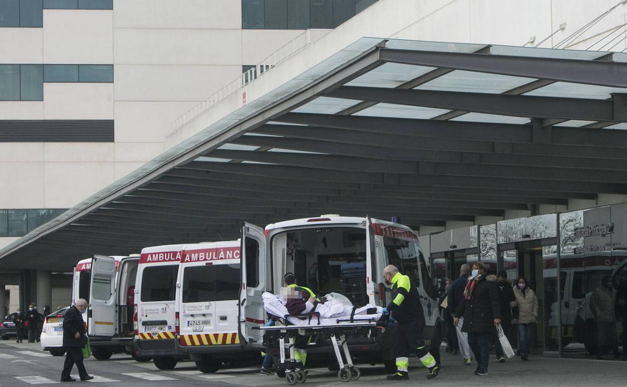 Ambulancias en la zona de Urgencias de la Fe. 