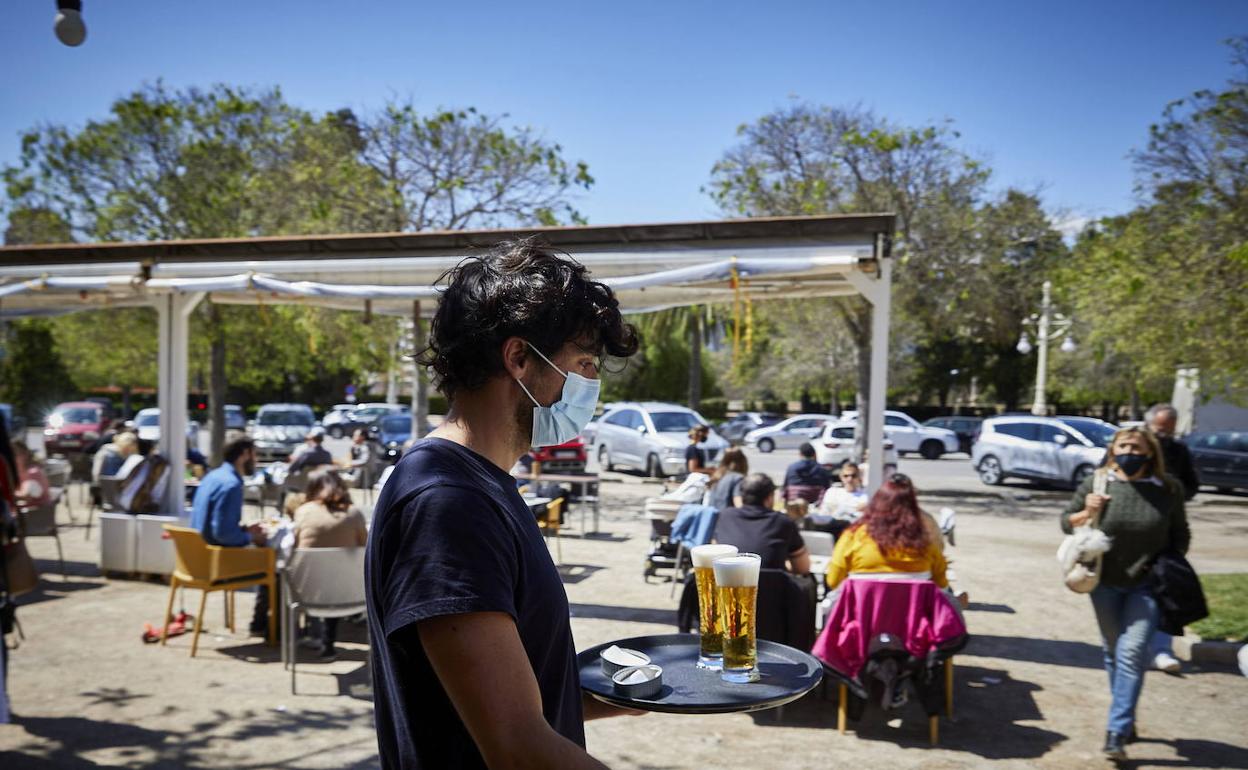 Personas consumiendo en una terraza de Valencia. 