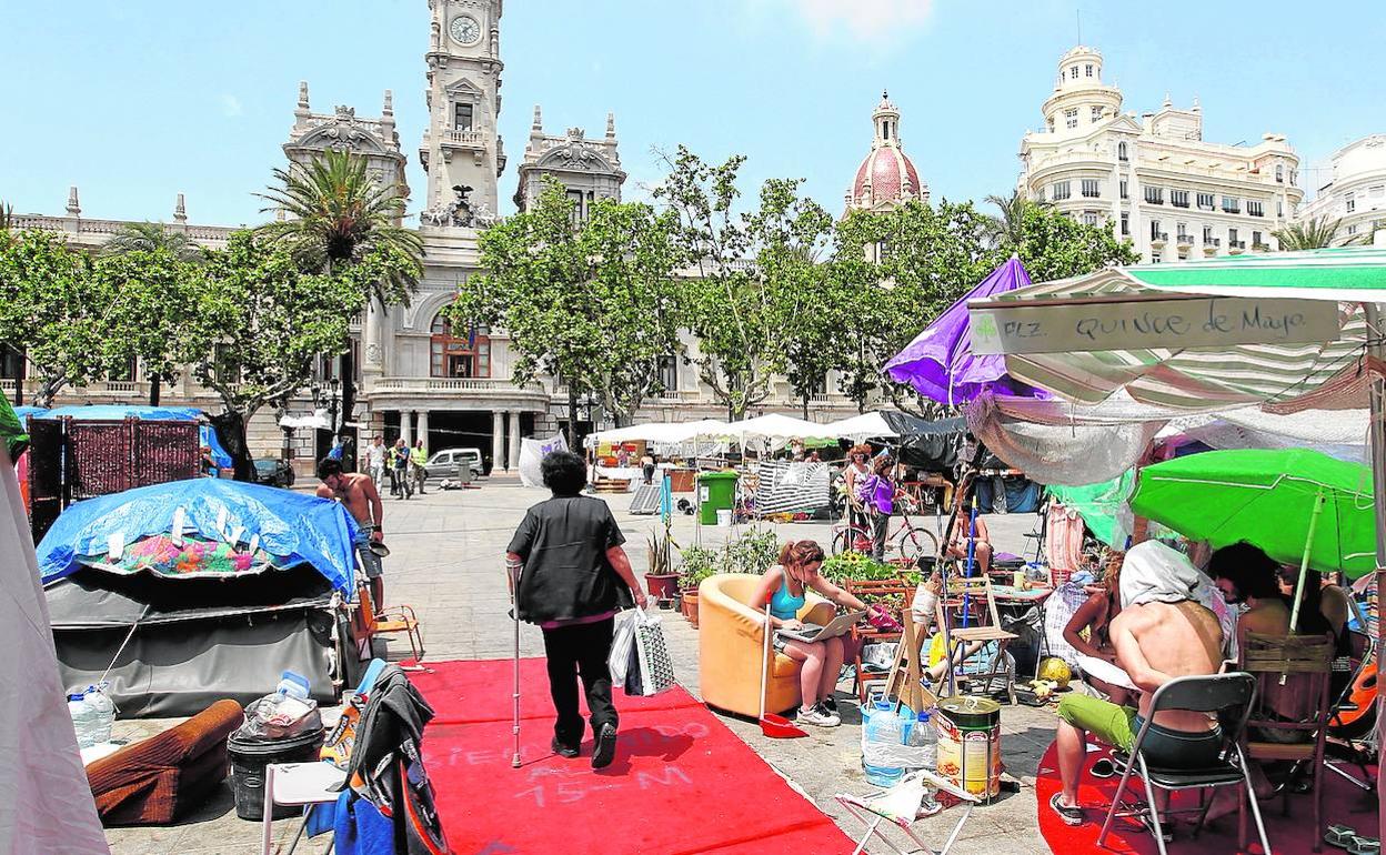 Campamento del movimiento 15-M, en junio de 2011 en la plaza del Ayuntamiento.