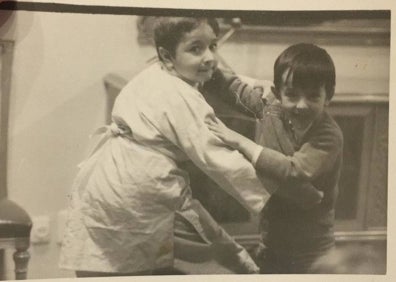 Imagen secundaria 1 - Arriba, con su madre, Trinidad, sus hermanos Paco y Trini, su prima Merce y sus tíos Roberto y Pepa en la Canyada, donde pasaban los veranos. Abajo, con su hermano Paco. A la derecha, una foto de sus padres recién casados en la Torre Eiffel, en París, ciudad que visitaron en su luna de miel.