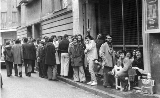 Los espectadores acamparon un día antes en el exterior del teatro Carrión de Valladolid. 