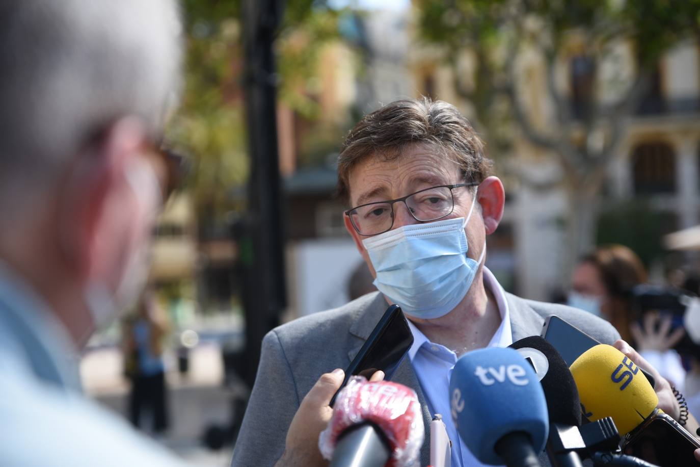 Como cada 1 de mayo, Día Internacional de los Trabajadores, los sindicatos CCOO y UGT salen a la calle. Este año las concentraciones están marcadas por la pandemia, pero aún así varias personas se han reunido en la plaza del Ayuntamiento de Valencia manteniendo las distancias de seguridad. 