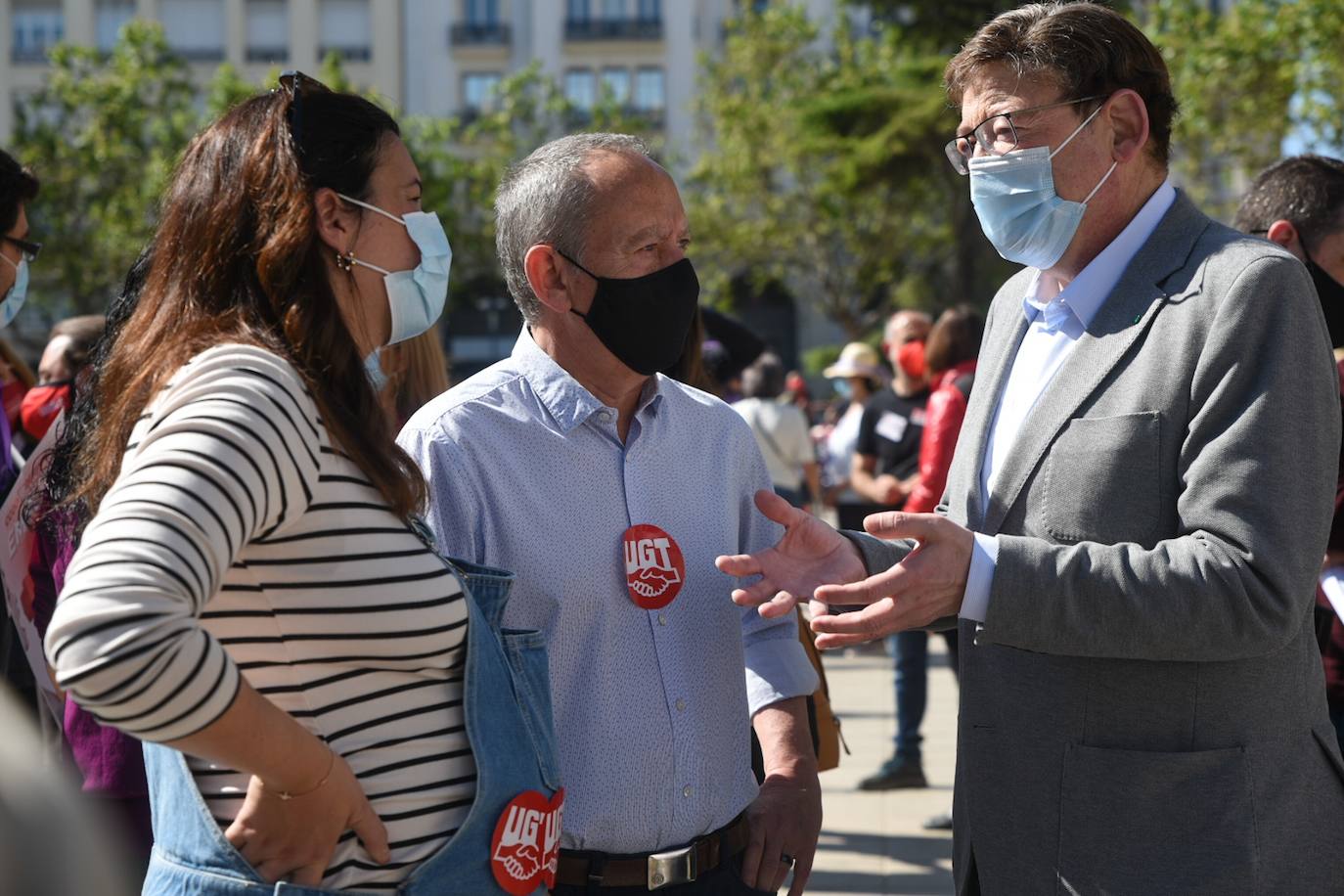 Como cada 1 de mayo, Día Internacional de los Trabajadores, los sindicatos CCOO y UGT salen a la calle. Este año las concentraciones están marcadas por la pandemia, pero aún así varias personas se han reunido en la plaza del Ayuntamiento de Valencia manteniendo las distancias de seguridad. 