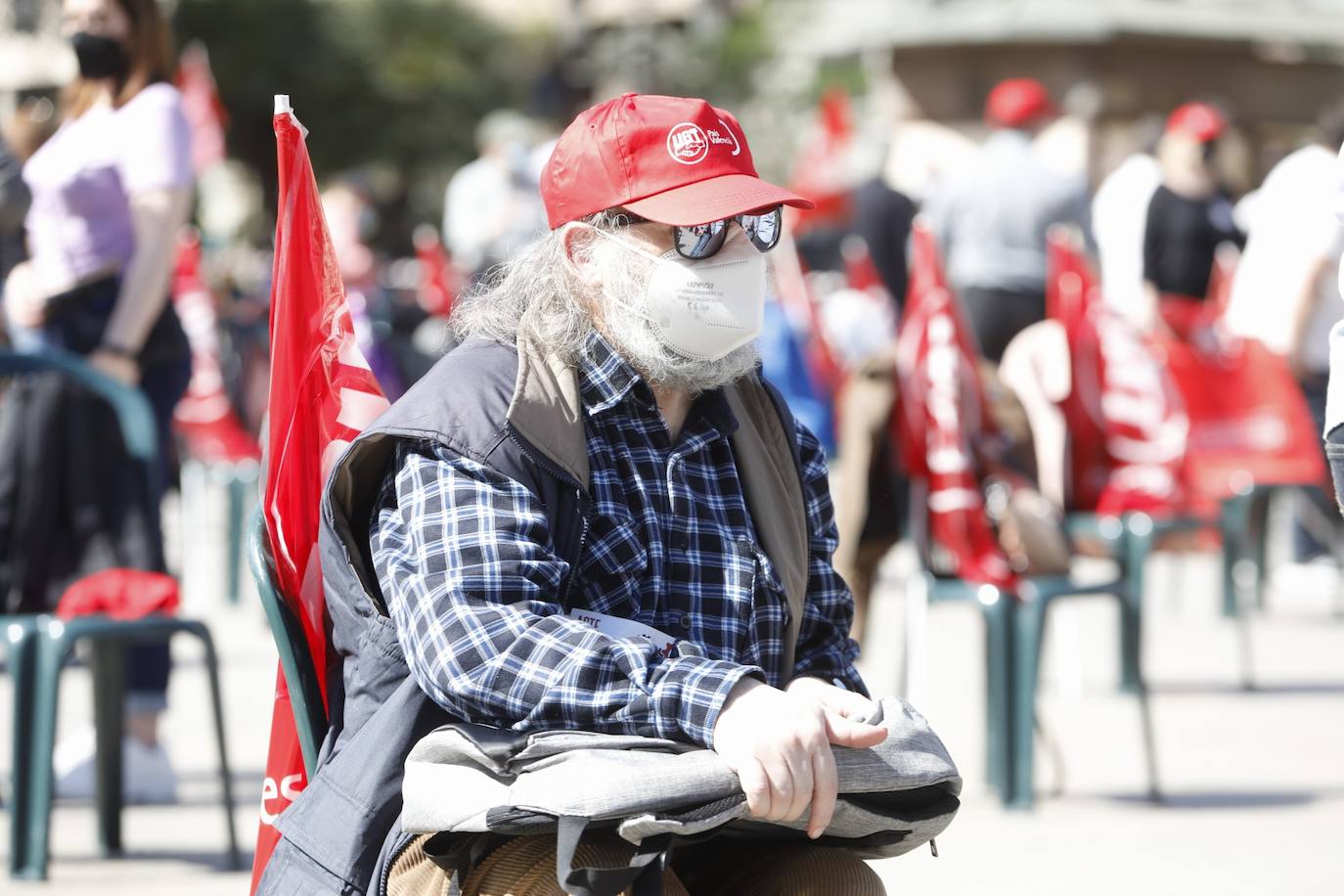 Como cada 1 de mayo, Día Internacional de los Trabajadores, los sindicatos CCOO y UGT salen a la calle. Este año las concentraciones están marcadas por la pandemia, pero aún así varias personas se han reunido en la plaza del Ayuntamiento de Valencia manteniendo las distancias de seguridad. 